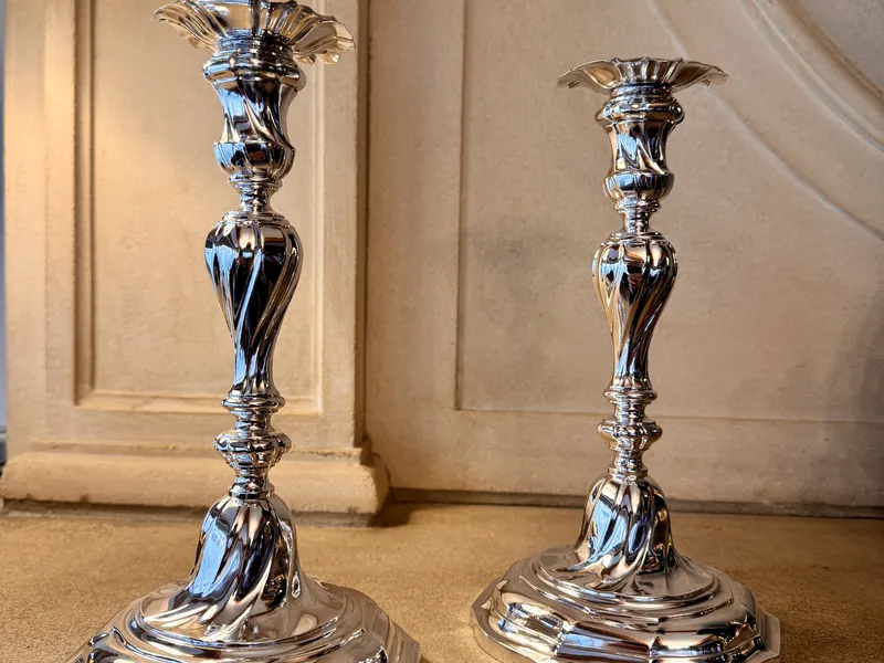 Paire de bougeoirs en argent massif au poinçon de Mons du XVIIIe siècle, rachetés à Etterbeek