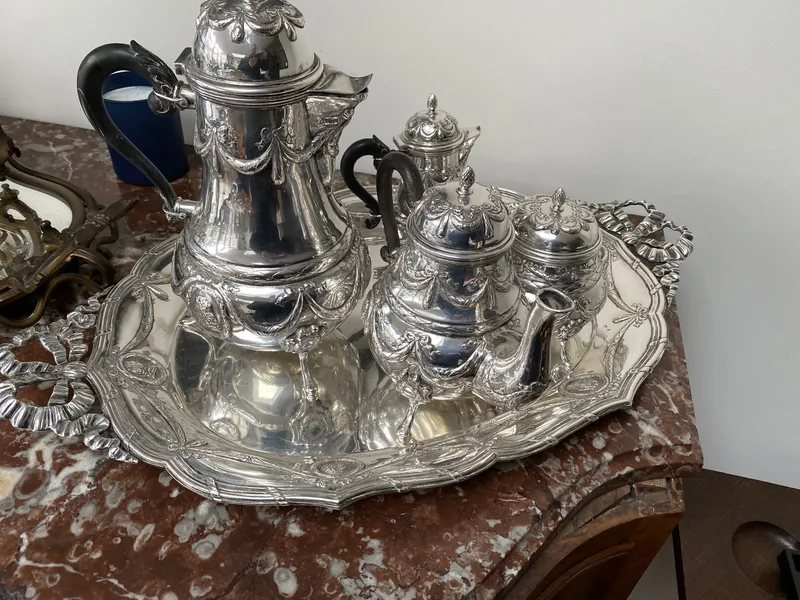 Service à thé en argent massif à décor de guirlandes et nœuds, expertisé à Watermael-Boitsfort