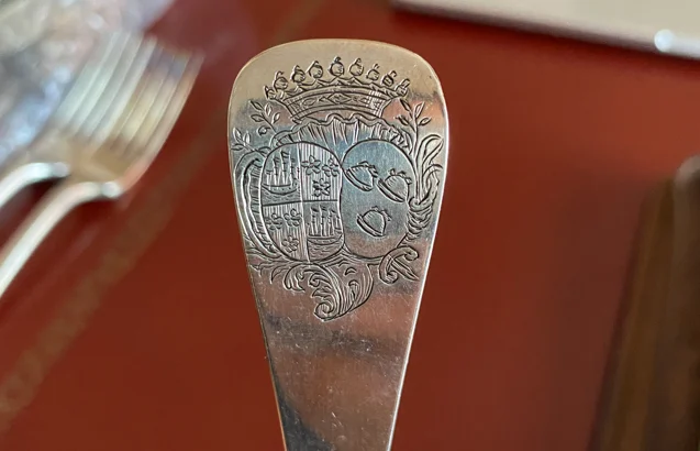 Armoiries couronnées gravées sur le manche d'une cuillère en argent ancienne
