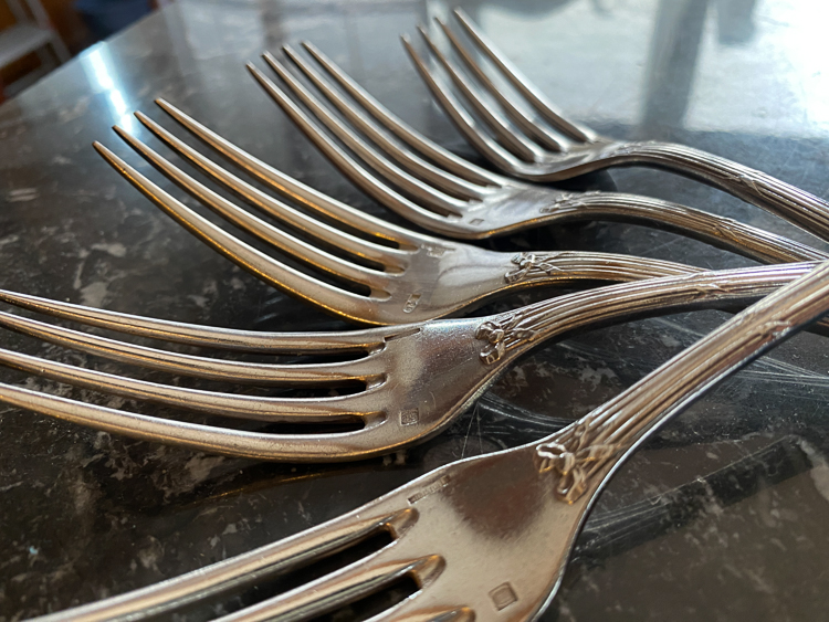 Zoom sur la fourchette de table en argent
