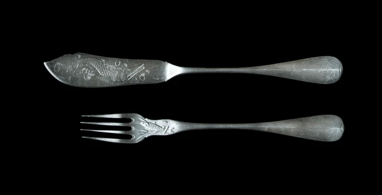 Couvert à poisson en argent : fourchette à dents évasées et couteau assorti gravés d'un poisson