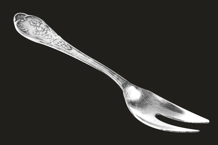 Fourchette à salade en argent au manche à décor floral