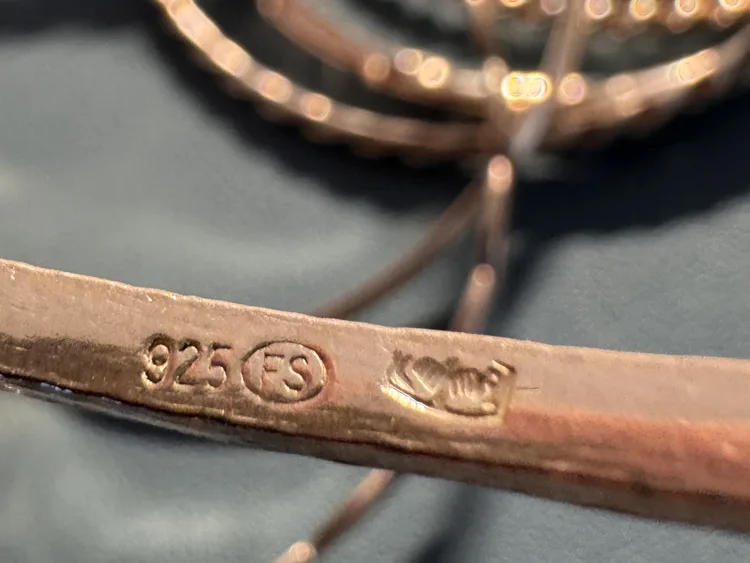 Titre 925 et marque de fabricant sur un bracelet en argent massif