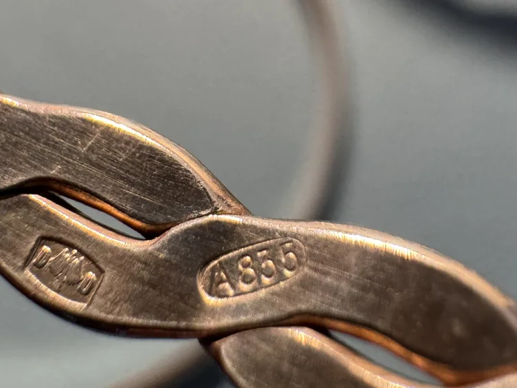 Titre A835 dans un ovale et poinçon de fabricant sur un bracelet belge en argent postérieur à 1942