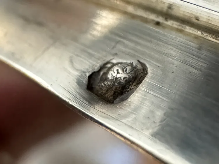 Tête de Minerve frappée sur le bord d'une pièce en argent massif français