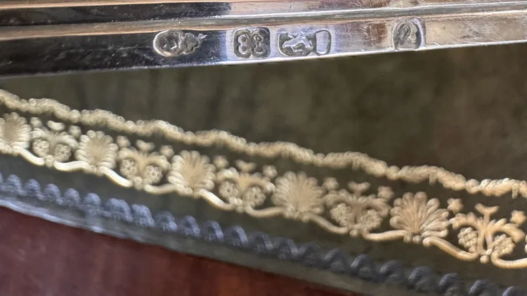 Rangée de poinçons de garantie du XVIIIe siècle sur la base d'un bougeoir bruxellois en argent