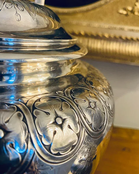 Panse d'un service à café en argent massif aux motifs floraux ciselés